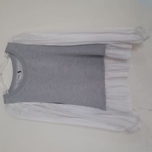 Size medium top from Akeni+Kin